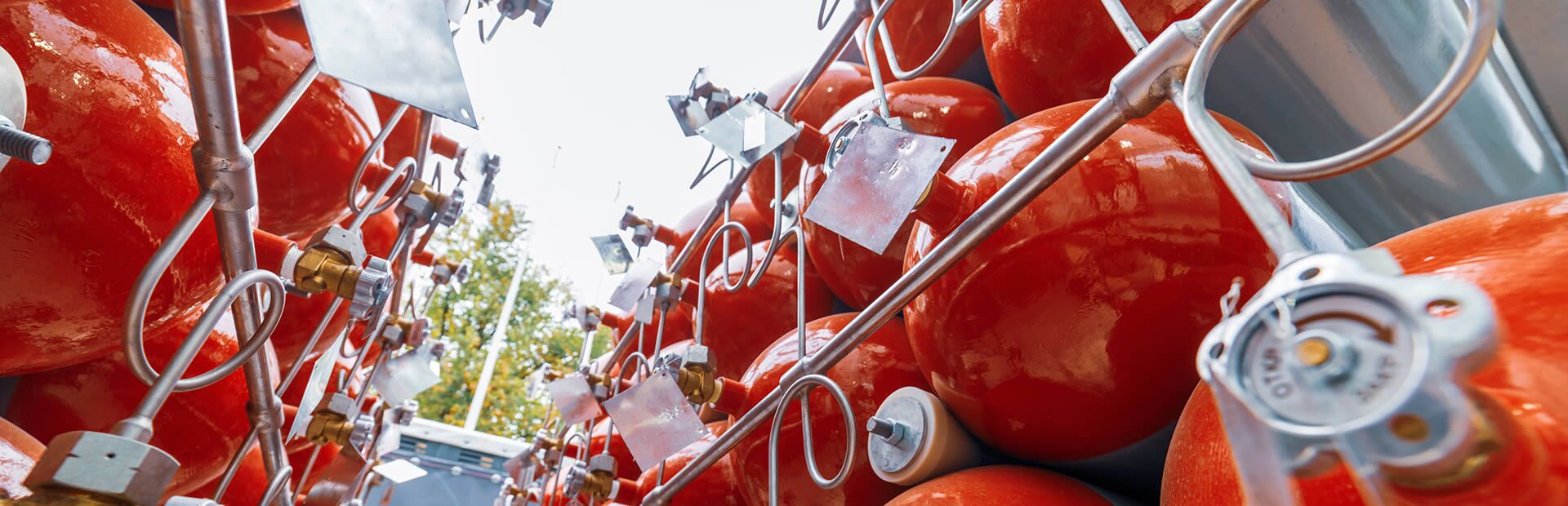 Viele Löschmittelflaschen  in einem Lager
